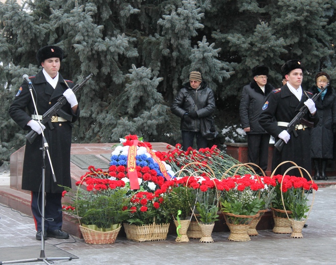 Погода в первом воине. Возложение цветов белая Калитва. Корзина цветов для возложения к памятнику. Освобождение города белая Калитва от немецко фашистских захватчиков. День освобождения белой Калитвы.