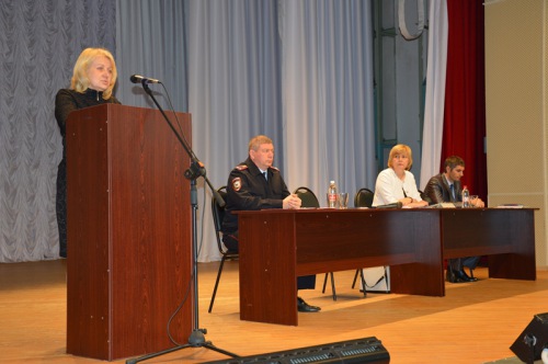 Глава района Ольга Мельникова и министр труда и социального развития Ростовской области Елена Елисеева ответили на вопросы жителей поселка Шолоховский