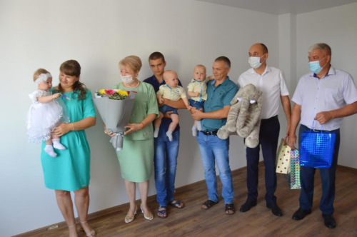 Глава Администрации района Ольга Мельникова вручила многодетной семье Чувашловых ключи от новых квартир