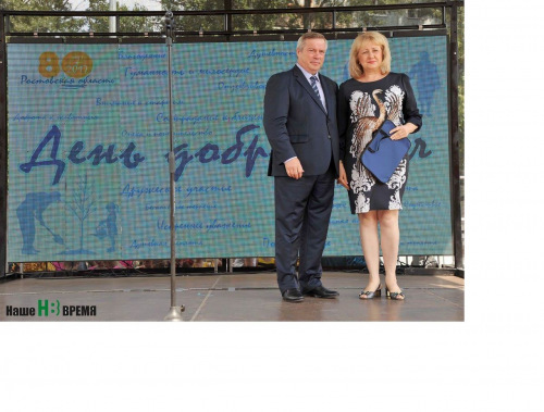 Губернатор Василий Голубев вручил главе Администрации района Ольге Мельниковой ключи от специализированного автомобиля