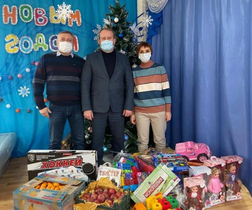 Белокалитвинские единоросы передали новогодние подарки в социально-реабилитационный центр для несовершеннолетних