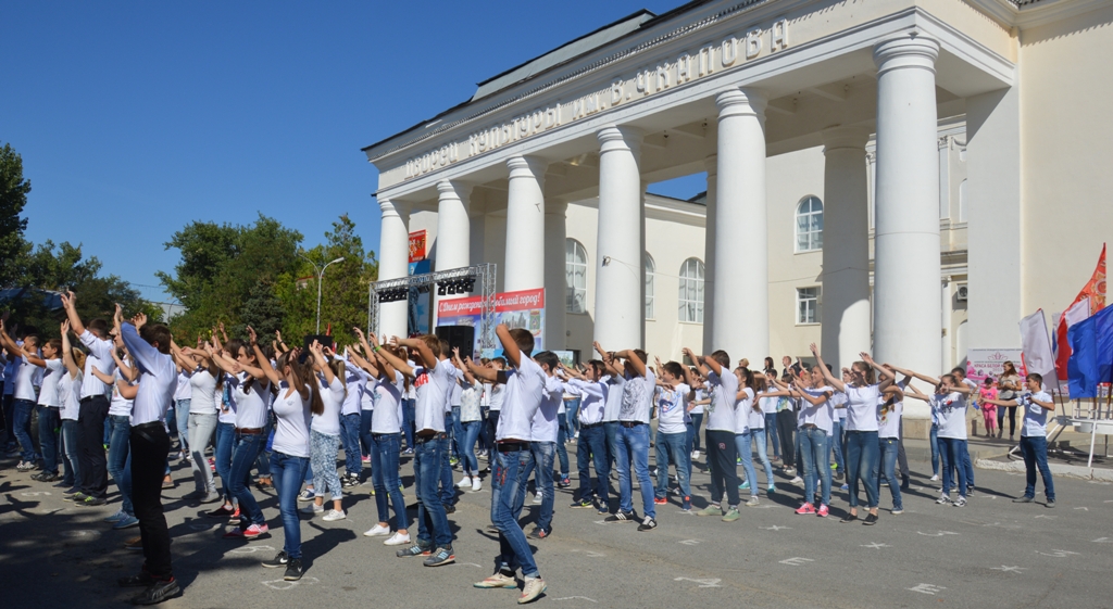 Почасовая погода на белую калитву. Дворец культуры белая Калитва. Театральная площадь белая Калитва. Белая Калитва дом культуры. ДК им Чкалова белая Калитва.