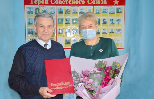 Председатель белокалитвинского Совета ветеранов Владимир Петрович Амельченко принимает поздравления с 75-летним юбилеем