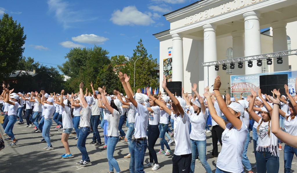 Погода в белой калитве на 10 дней. Дворец культуры белая Калитва. ДК Чкалова белая Калитва. Театральная площадь белая Калитва. Выставка ДК Чкалова белая Калитва.