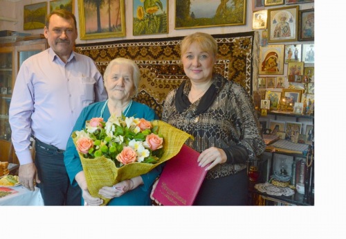 Глава района поздравила с 90-летием жительницу хутора Богураев  Татьяну Ивановну Левшину